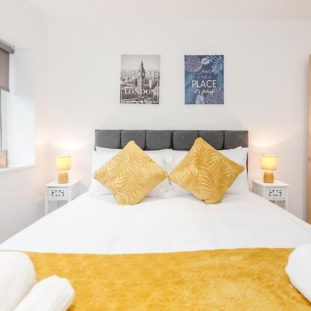 לונדון Watford Town Centre, Serviced One Bed Flat With Choice Of King Or Twin Beds, Sleeps Up To 4 Sharing, Free Wifi And Free Movies מראה חיצוני תמונה