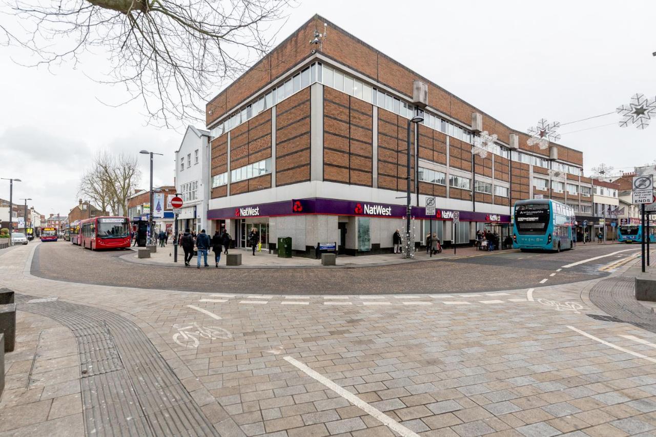 לונדון Watford Town Centre, Serviced One Bed Flat With Choice Of King Or Twin Beds, Sleeps Up To 4 Sharing, Free Wifi And Free Movies מראה חיצוני תמונה