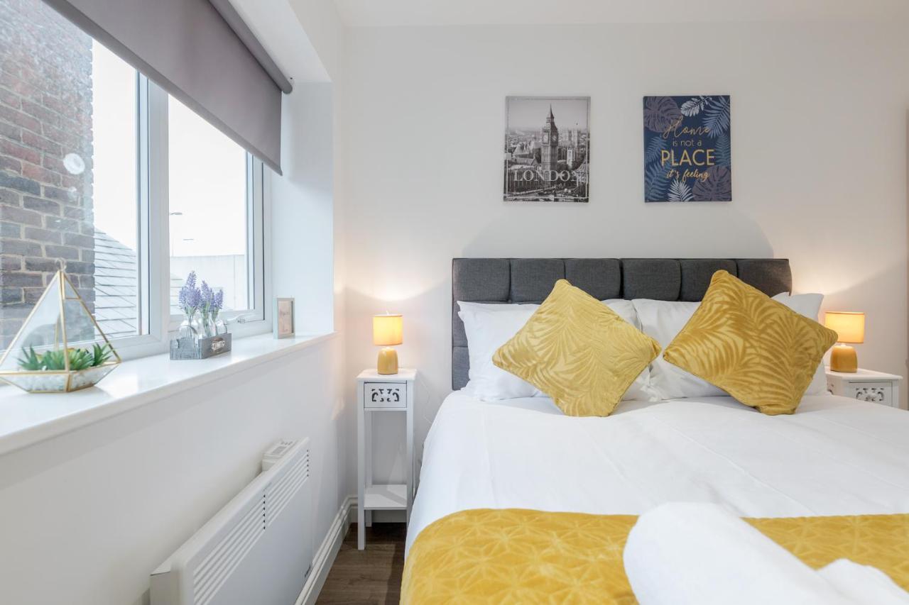 לונדון Watford Town Centre, Serviced One Bed Flat With Choice Of King Or Twin Beds, Sleeps Up To 4 Sharing, Free Wifi And Free Movies מראה חיצוני תמונה