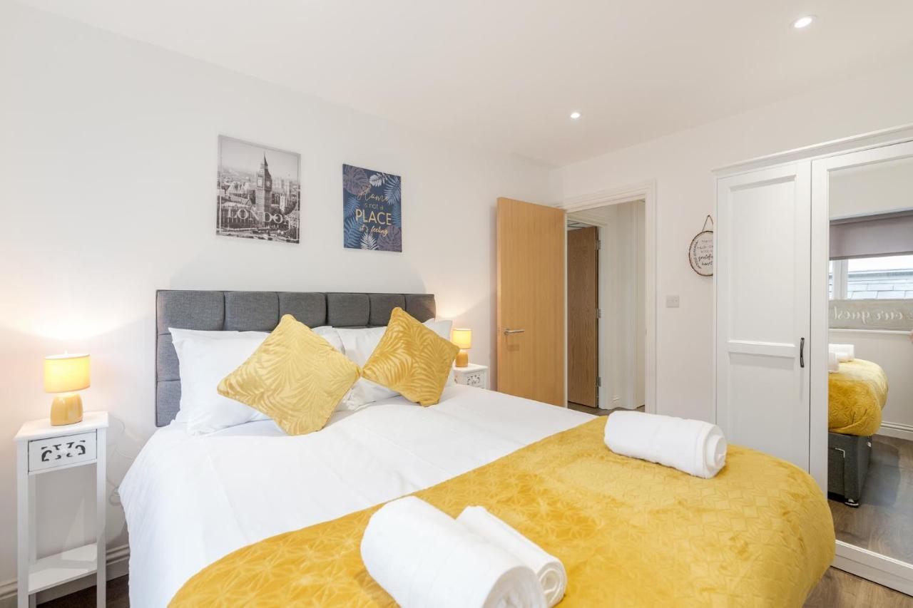 לונדון Watford Town Centre, Serviced One Bed Flat With Choice Of King Or Twin Beds, Sleeps Up To 4 Sharing, Free Wifi And Free Movies מראה חיצוני תמונה