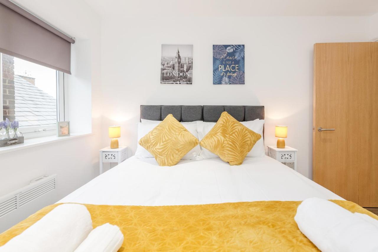 לונדון Watford Town Centre, Serviced One Bed Flat With Choice Of King Or Twin Beds, Sleeps Up To 4 Sharing, Free Wifi And Free Movies מראה חיצוני תמונה