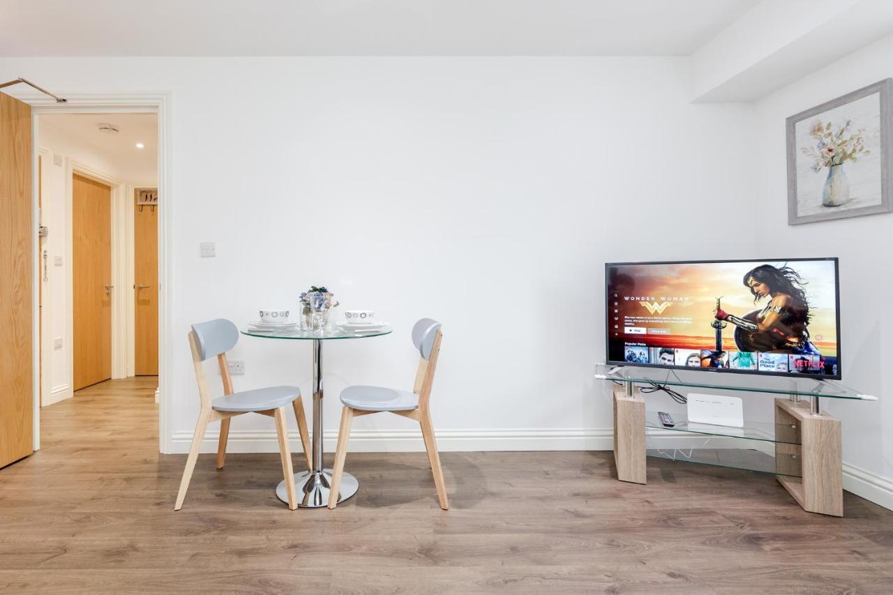 לונדון Watford Town Centre, Serviced One Bed Flat With Choice Of King Or Twin Beds, Sleeps Up To 4 Sharing, Free Wifi And Free Movies מראה חיצוני תמונה